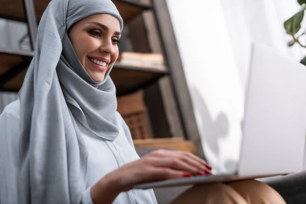 Enfoque Selectivo Mujer Árabe Sonriente Hijab Utilizando Ordenador Portátil Sala — Foto de Stock