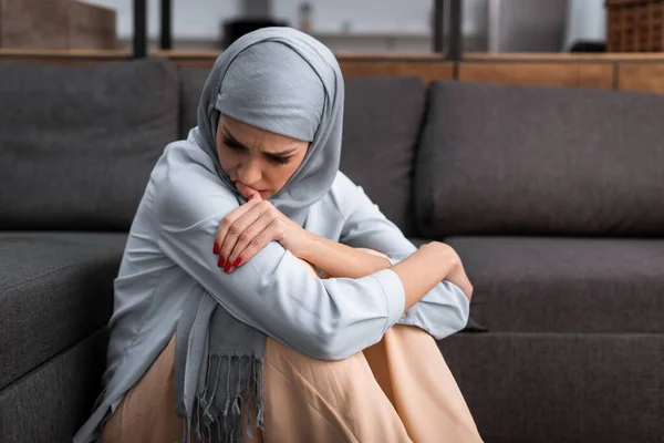 Ledsen Arabien Kvinna Hijab Sitter Golvet Vardagsrummet Våld Hemmet Koncept — Stockfoto