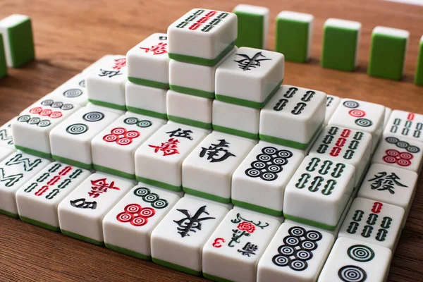 Kyiv Ucrania Enero 2019 Filas Pirámide Fichas Juego Mahjong Sobre —  Fotos de Stock