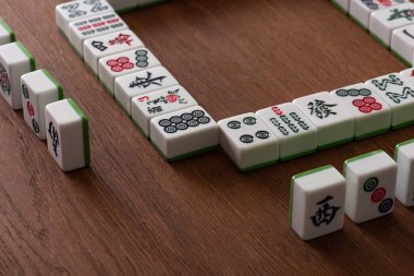 KYIV, UKRAINE - 30 HAZİRAN 2019: ahşap yüzey üzerindeki mahjong oyun taşlarının çerçeve ve sıraları