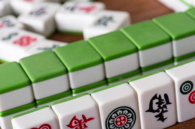 KYIV, UKRAINE - 30 HAZİRAN 2019: İşaretli ve sembollü sıralı mahjong oyun fayanslarının seçici odak noktası 