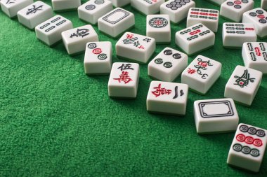 KYIV, UKRAINE - 30 HAZİRAN 2019: Yeşil kadife yüzeyinde işaretleri ve karakterleri olan mahjong oyunu fayansları