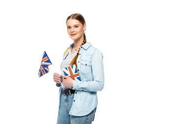 Sırt çantası taşıyan güzel bir öğrenci ve beyaz bir İngiliz bayrağı.