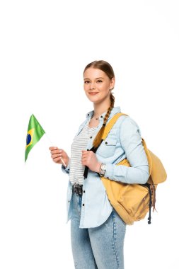 Sırt çantalı gülümseyen güzel öğrenci Brezilya bayrağını bembeyaz tutuyor.