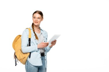 Sırt çantalı gülümseyen güzel öğrenci elinde dijital tabletle beyaza izole edilmiş.