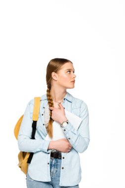 Sırt çantalı güzel bir öğrenci dijital tablet tutuyor ve beyaza bakıyor.