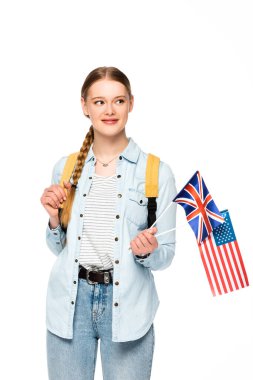 Sırt çantalı ve örgülü gülümseyen bir kız. Elinde Amerika bayrakları ve Birleşik Krallık bayrakları var.