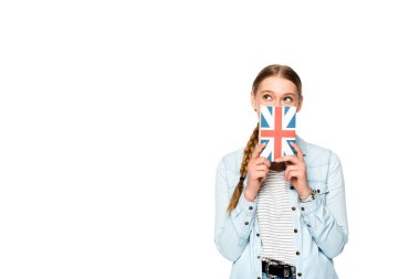 Yüzü belirsiz güzel bir kız, beyaz üzerinde İngiliz bayrağı olan bir kitap tutuyor.
