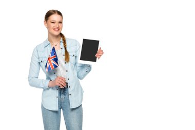 Sırıtan güzel bir kız elinde dijital tabletle boş ekran ve beyaz üzerinde Birleşik Krallık bayrağı taşıyor.