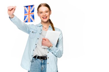 Saçları örgülü, dijital tableti olan mutlu güzel bir kız ve beyaz üzerinde Birleşik Krallık bayrağı.