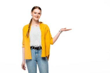 Tebessümlü, örgülü, bembeyaz saçları olan çekici bir kız.