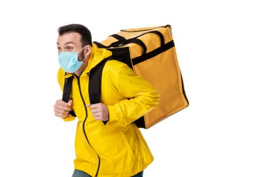 Medikal maskeli ve sırt çantalı teslimatçı beyaz üniformalı. 
