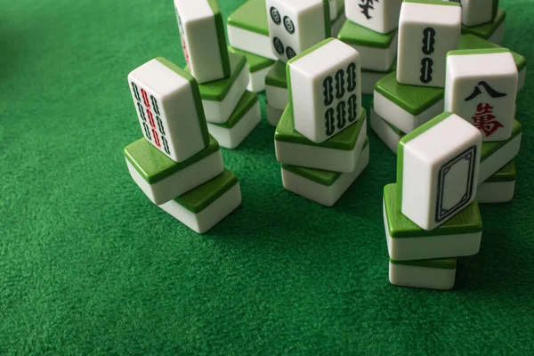 Kyiv Ucrania Enero 2019 Pilas Fichas Juego Mahjong Superficie Terciopelo — Foto de Stock