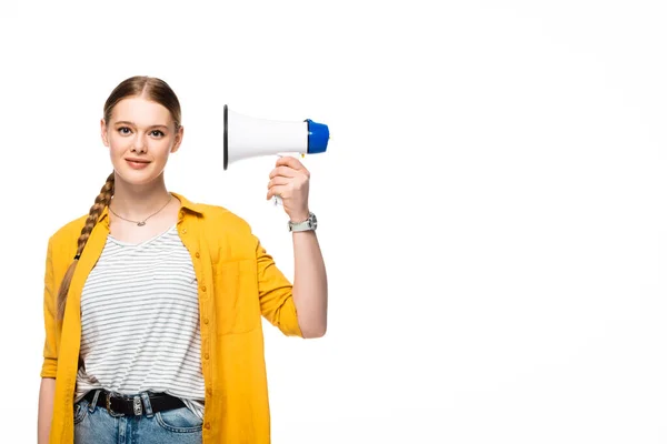 Hezká Dívka Copem Drží Reproduktor Blízkosti Ucha Izolované Bílé — Stock fotografie