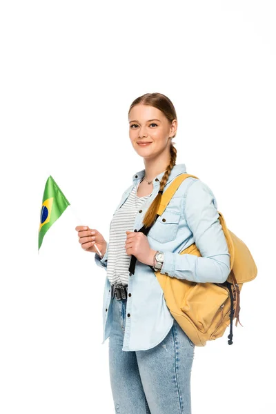 Sonriente Bonita Estudiante Con Mochila Sosteniendo Bandera Brasil Aislado Blanco — Foto de Stock