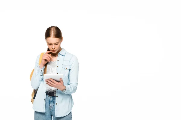Zamyślona Ładna Studentka Plecakiem Trzymająca Cyfrowy Tablet Białym — Zdjęcie stockowe