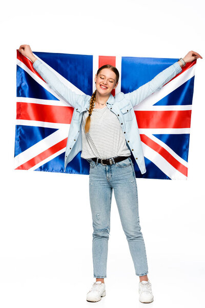 Счастливая симпатичная девушка с брейдовым флагом на белом
