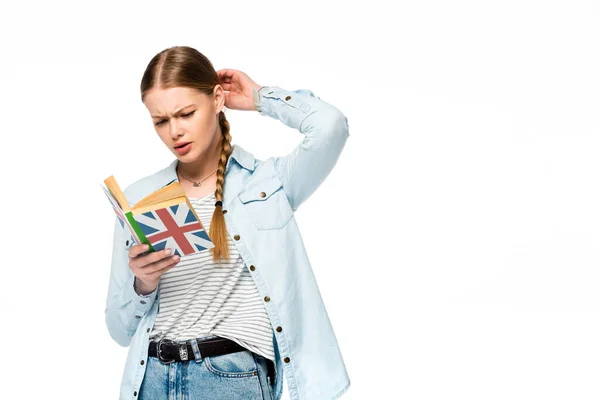 Töprengő Csinos Lány Fonott Olvasókönyv Egyesült Királyság Zászló Elszigetelt Fehér — Stock Fotó