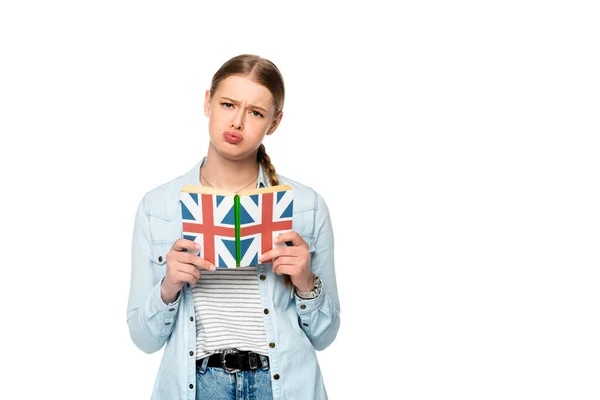 Preocupado Menina Bonita Com Trança Leitura Livro Com Bandeira Isolado — Fotografia de Stock