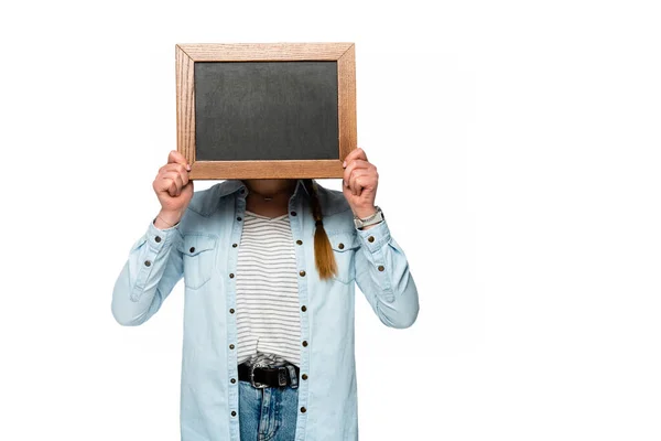 Jente Med Uklart Ansikt Som Holder Tom Tavle Isolert Hvitt – stockfoto