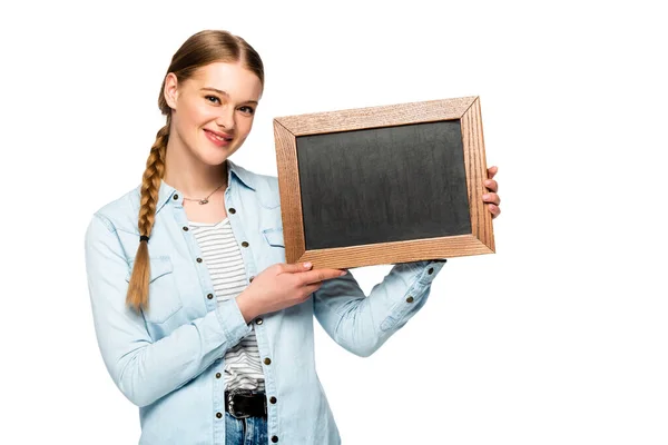 Glimlachend Mooi Meisje Met Vlecht Houden Leeg Schoolbord Geïsoleerd Wit — Stockfoto