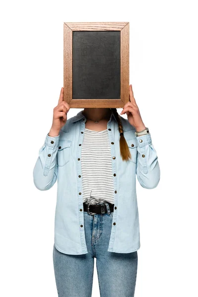 Meisje Met Obscuur Gezicht Houden Leeg Schoolbord Geïsoleerd Wit — Stockfoto