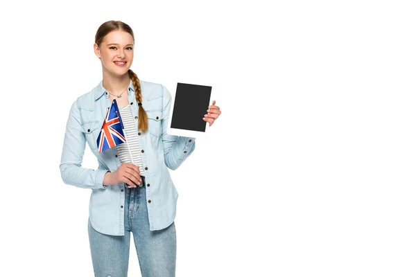 Uśmiechnięta Ładna Dziewczyna Warkoczem Trzymając Cyfrowy Tablet Pustym Ekranem Flagi — Zdjęcie stockowe