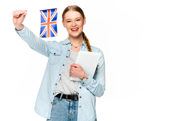счастливая симпатичная девушка с брейдом, держащая в руках цифровую табличку и флаг США, изолированный на белом фоне
