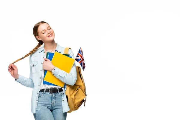 笑容满面的女孩 背着书包 拿着英国国旗 摸着被白色隔离的辫子 — 图库照片