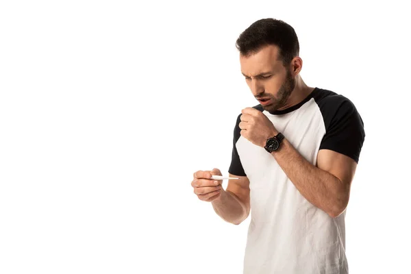 Hombre Enfermo Mirando Termómetro Digital Tos Aislada Blanco — Foto de Stock