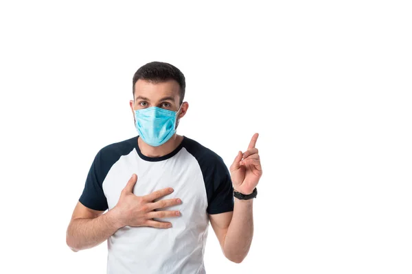 Mann Medizinischer Maske Berührt Brust Und Zeigt Mit Finger Isoliert — Stockfoto