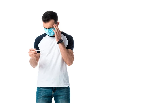 Άρρωστος Άνθρωπος Ιατρική Μάσκα Κοιτάζοντας Ψηφιακό Θερμόμετρο Απομονωμένο Λευκό — Φωτογραφία Αρχείου