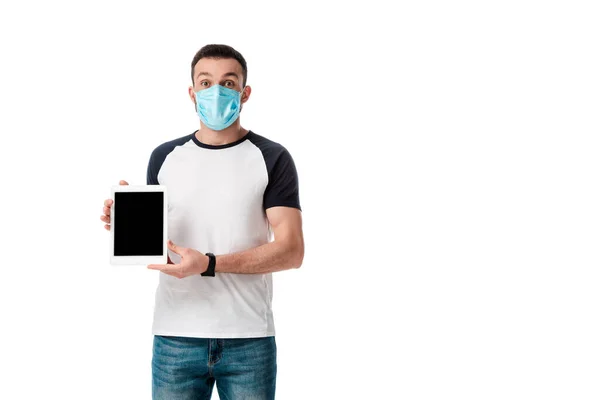 Άνθρωπος Ιατρική Μάσκα Κρατώντας Ψηφιακό Δισκίο Λευκή Οθόνη Απομονωμένη Λευκό — Φωτογραφία Αρχείου