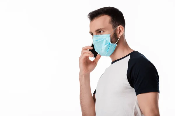 Hombre Azul Máscara Médica Hablando Teléfono Inteligente Aislado Blanco — Foto de Stock