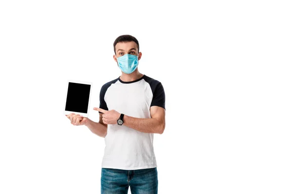 Mężczyzna Masce Medycznej Wskazujący Palcem Cyfrowy Tablet Pustym Ekranem Odizolowanym — Zdjęcie stockowe