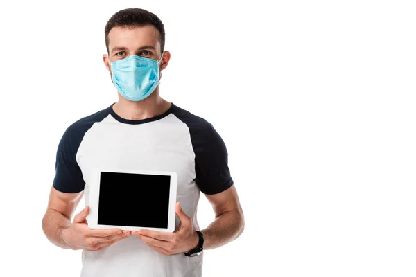 Άνθρωπος Μπλε Προστατευτική Μάσκα Κρατώντας Ψηφιακό Δισκίο Λευκή Οθόνη Απομονωμένη — Φωτογραφία Αρχείου