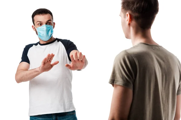 Selectieve Focus Van Bange Man Met Medisch Masker Tonen Stop — Stockfoto