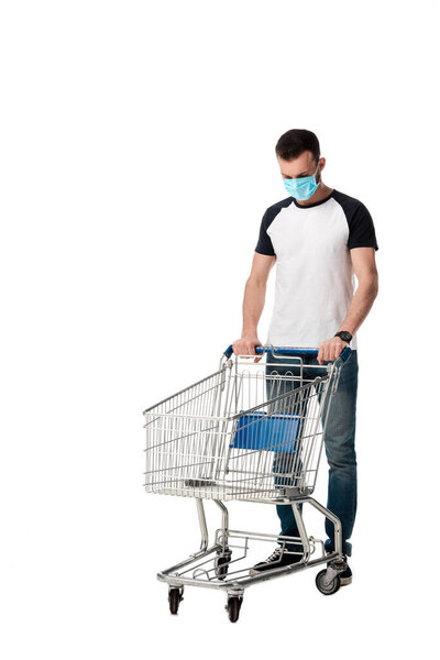 человек в медицинской маске стоит рядом с пустой корзиной, изолированной на белом
