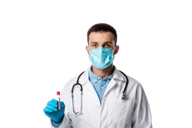 Tıbbi maskeli doktor ve beyaz önlüklü doktor beyaz harflerle izole edilmiş örnek ve koronavirüsle test tüpü tutuyor. 