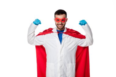 Süper kahraman kostümlü ve beyaz önlüklü mutlu doktor. 