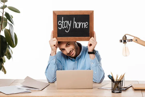 Feliz Freelancer Sosteniendo Pizarra Con Letras Estancia Casa Aislado Blanco —  Fotos de Stock