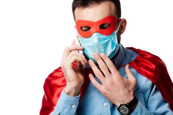 Homem Traje Super Herói Máscara Médica Falando Smartphone Isolado Branco — Fotografia de Stock