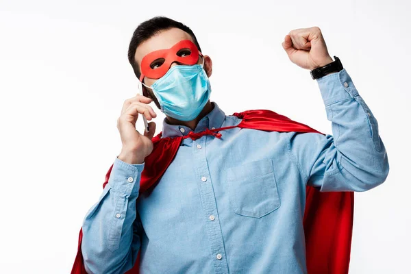 Homem Traje Super Herói Máscara Médica Gesticulando Falando Smartphone Isolado — Fotografia de Stock