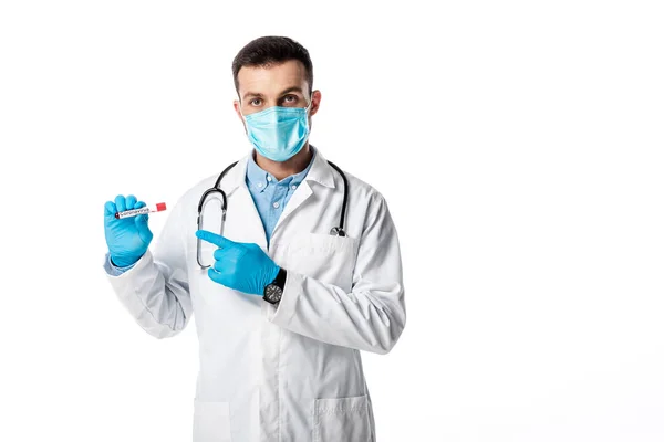 Lékař Lékařské Masce Bílý Plášť Ukazující Prstem Zkumavku Vzorkem Koronavirovým — Stock fotografie