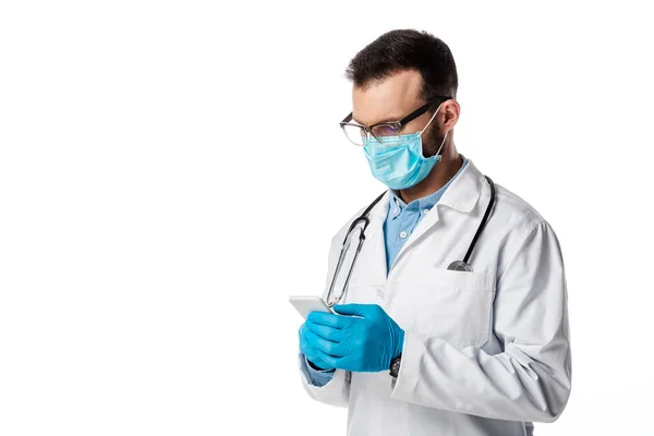 Γιατρός Ιατρική Μάσκα Και Λευκό Παλτό Χρησιμοποιώντας Smartphone Που Απομονώνονται — Φωτογραφία Αρχείου