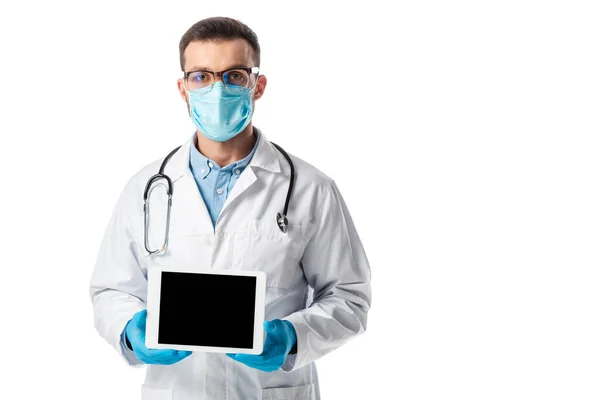 Врач Медицинской Маске Белом Халате Держит Цифровой Планшет Чистым Экраном — стоковое фото