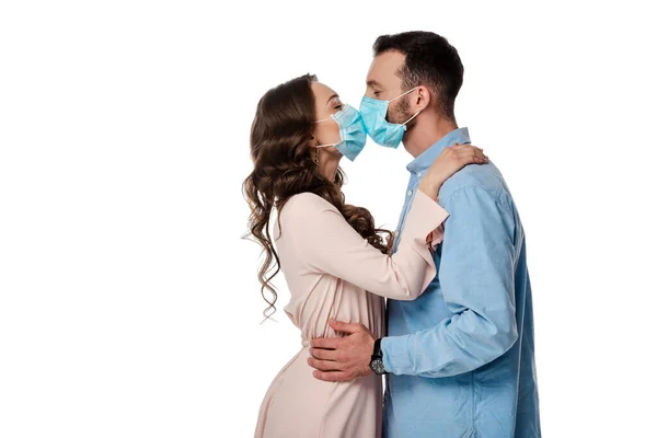 Вид Сбоку Мужчины Женщины Медицинских Масках Поцелуи Изолированы Белом — стоковое фото