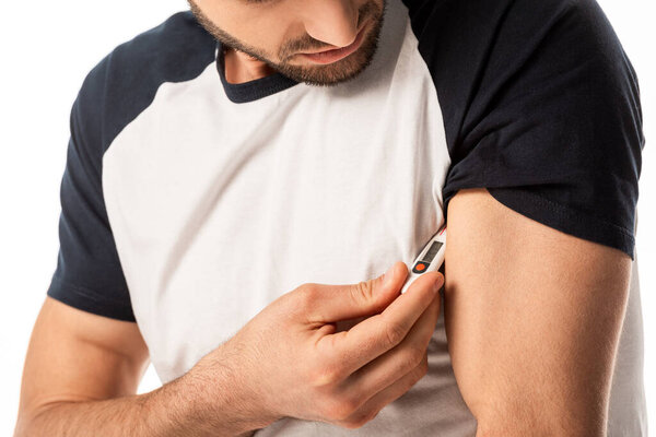 обрезанный вид бородатого человека с помощью цифрового термометра, изолированного на белом
 