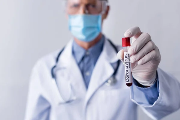 Focalizarea Selectivă Medicului Matur Tubul Testare Măștii Medicale Eșantion Sânge — Fotografie, imagine de stoc