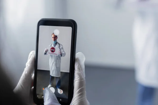 Messa Fuoco Selettiva Del Medico Che Scatta Foto Uomo Maturo — Foto Stock